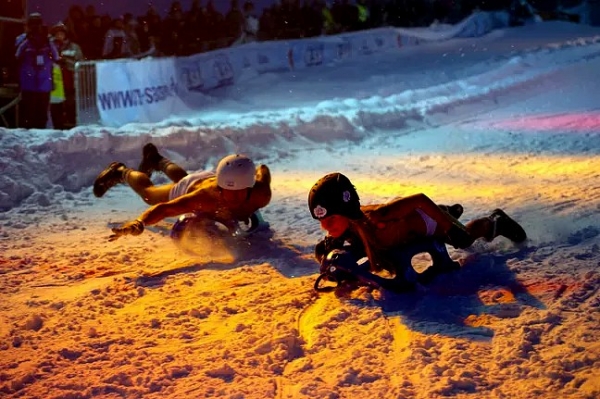 Cs. K&aacute;d&aacute;r P&eacute;ter - XXI. sz&aacute;zadi Diszk&oacute;nika, 487. Sz&aacute;nk&oacute;zik a l&eacute;zersug&aacute;r