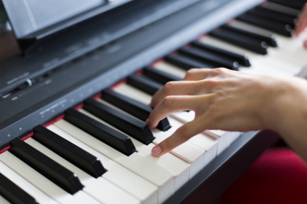 Cs. K&aacute;d&aacute;r P&eacute;ter - XXI. sz&aacute;zadi Diszk&oacute;nika, 279. &Eacute;rz&eacute;ki digit&aacute;lis zongora