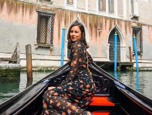 Cs. K&aacute;d&aacute;r P&eacute;ter - XXI. sz&aacute;zadi Diszk&oacute;nika, 257. A csatorn&aacute;b&oacute;l &uuml;zenik