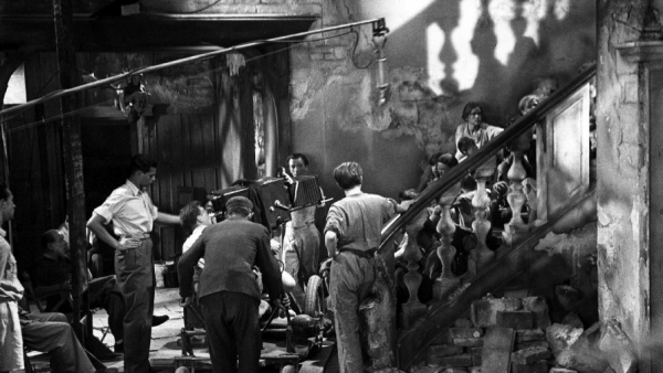 Cs. K&aacute;d&aacute;r P&eacute;ter - XXI. sz&aacute;zadi Diszk&oacute;nika, 534. Hangosfilm technika &eacute;s hangeszt&eacute;tika, m&aacute;sodik elm&eacute;lked&eacute;s &ndash; Valahol Eur&oacute;p&aacute;ban