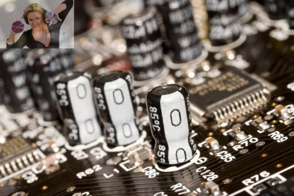 Cs. K&aacute;d&aacute;r P&eacute;ter - XXI. sz&aacute;zadi Diszk&oacute;nika, 488. A CD-j&aacute;tsz&oacute; elektronik&aacute;ja &ndash; a fotodi&oacute;d&aacute;kt&oacute;l a DA-&aacute;talak&iacute;t&oacute;kig