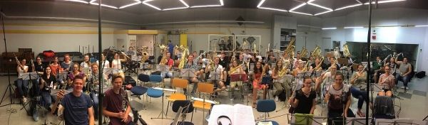 Cs.K&aacute;d&aacute;r P&eacute;ter - XXI. sz&aacute;zadi Diszk&oacute;nika, 132. Oly t&aacute;vol s oly k&ouml;zel