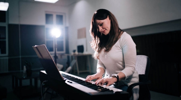 Cs. K&aacute;d&aacute;r P&eacute;ter - XXI. sz&aacute;zadi Diszk&oacute;nika, 280. V&aacute;lassz digit&aacute;lis zongor&aacute;t!